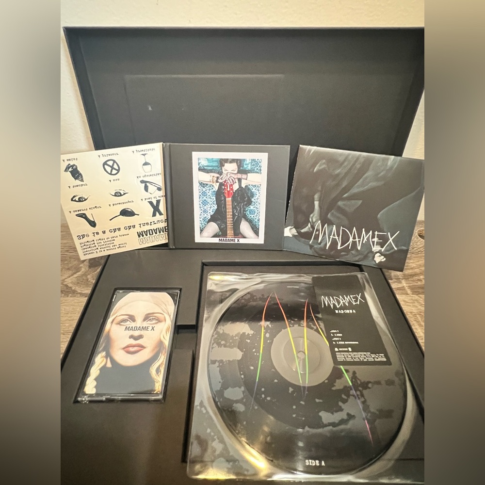 Madame X [Deluxe CD Cassette & Bonus 7" Vinyl Box Set]